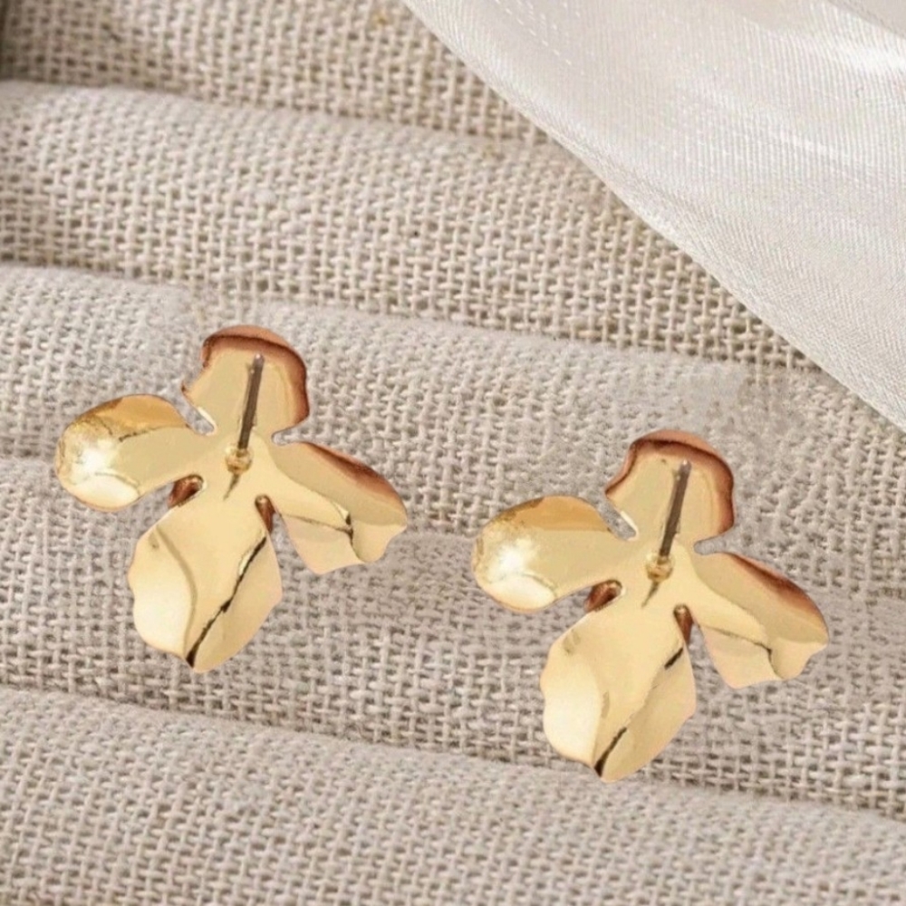 $5.95 Shipping 18K Gold Flower Earrings - Picture 2 of 4